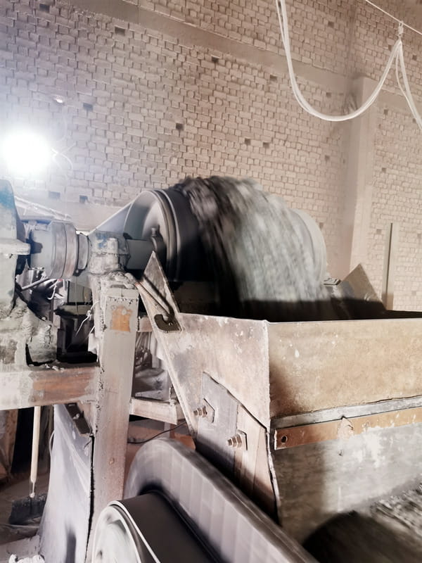 Iron ore conveying hopper device Iron ore conveying hopper device