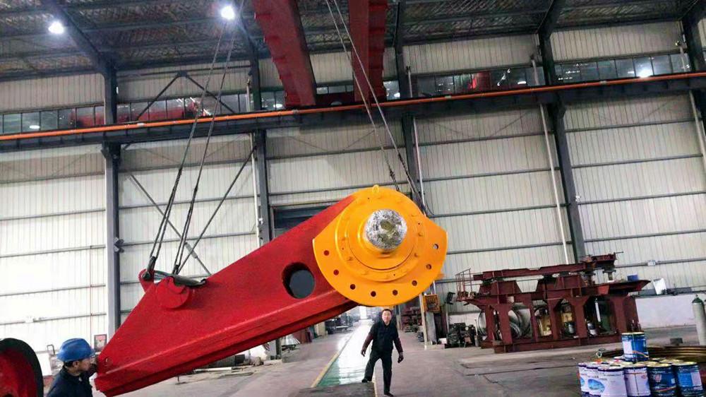 颚式破碎机动颚吊装中 颚式破碎机动颚吊装中